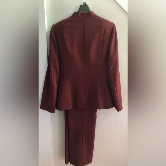 Tahari Arthur S. Levine Women’s lined jacket and pant suit in a deep wine shade - Picture 2 of 16